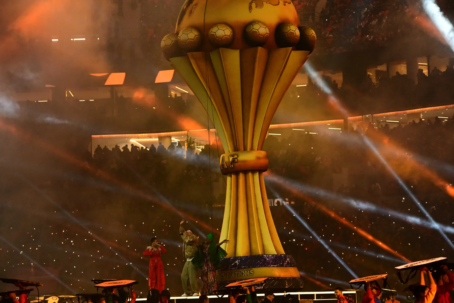 Grande scène avec installation centrale et éclairage spectaculaire.