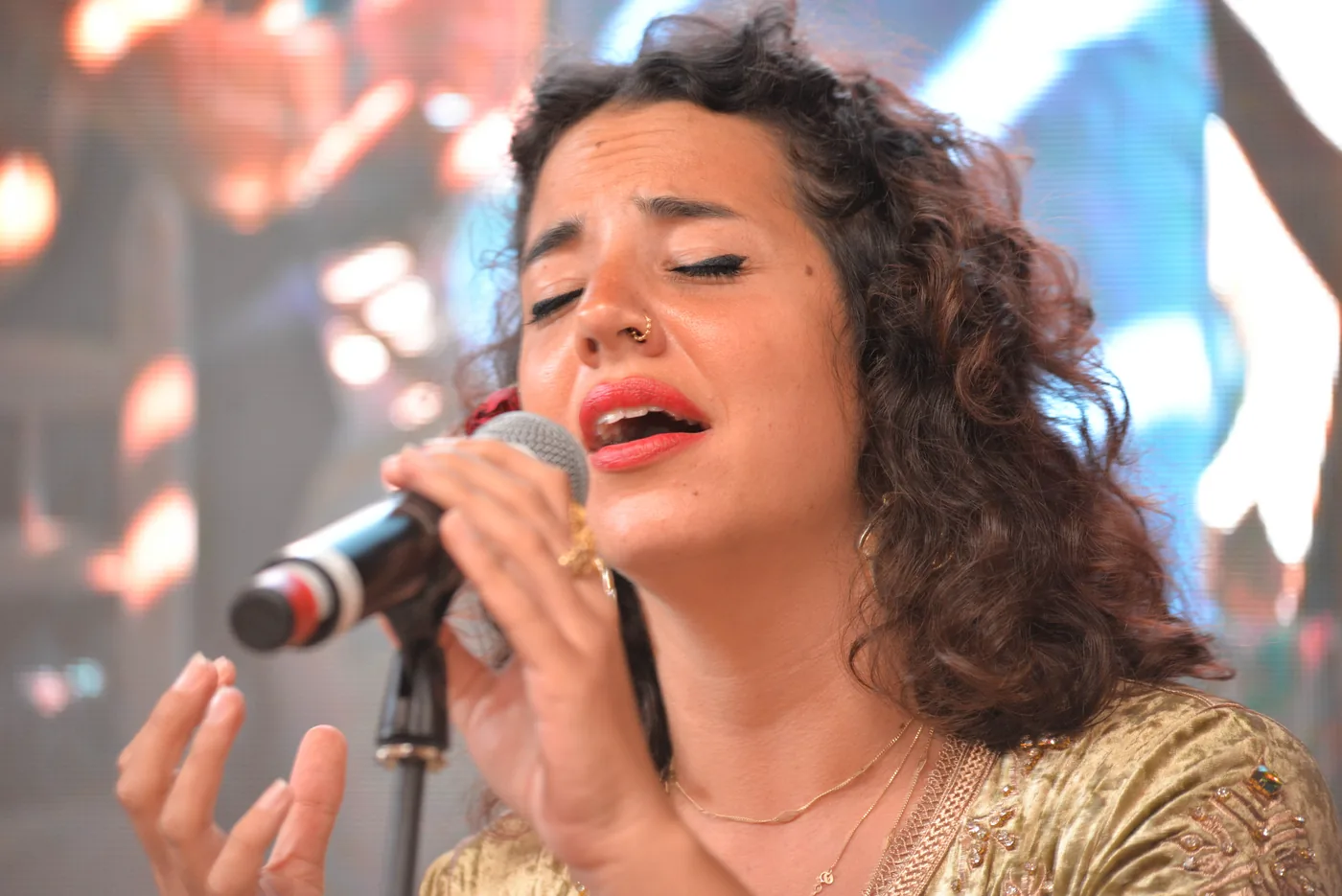 Chanteuse sur scène utilisant un micro pendant une performance live.